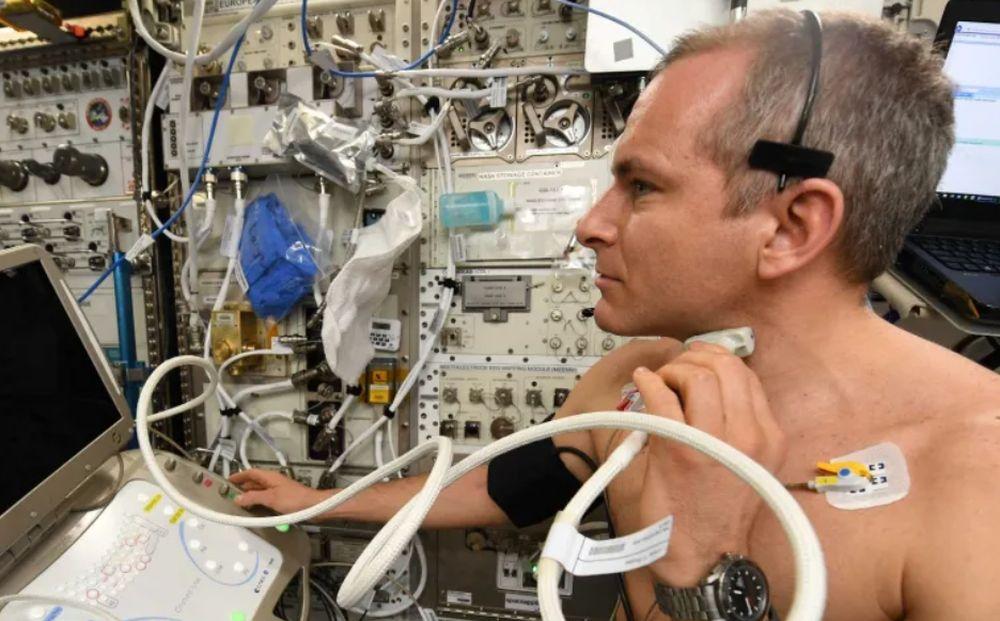 Astronauta en la Estación Espacial Internacional se somete a una prueba médica