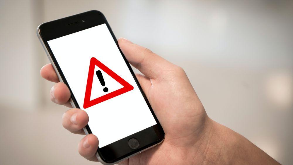 Un usuario recibe una alerta en su móvil por una posible estafa