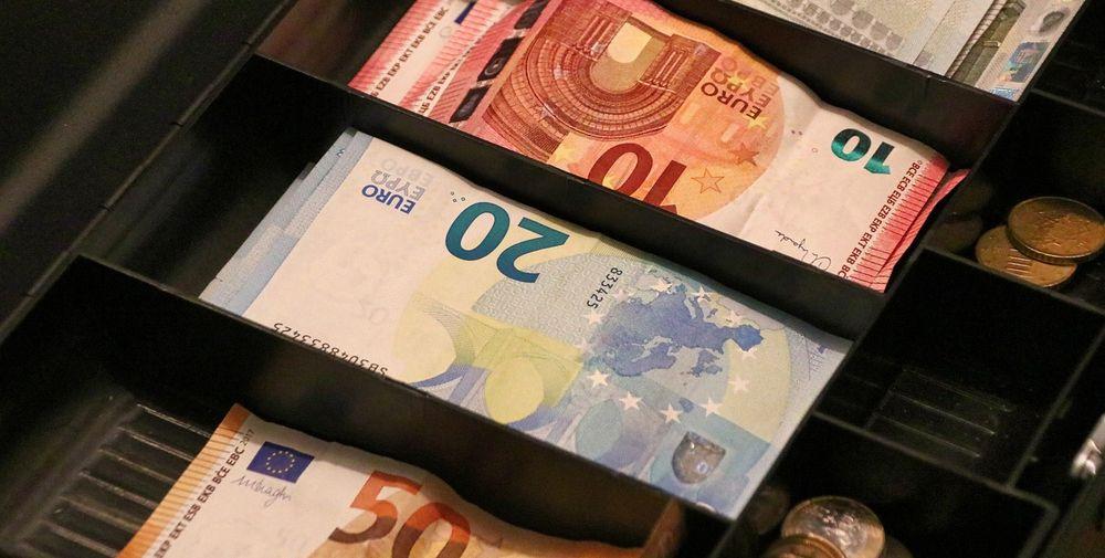 Distintos billetes en euros en una caja registradora