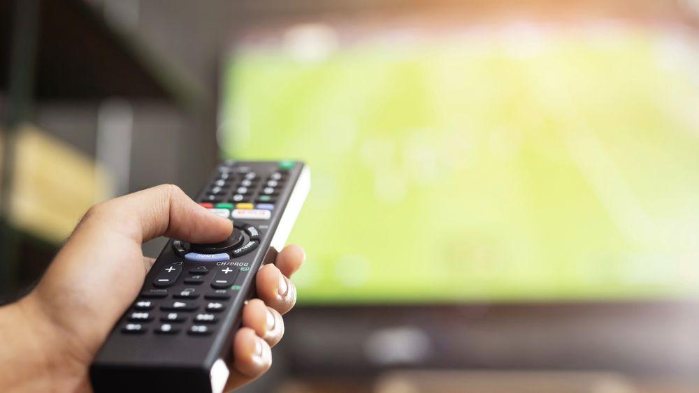 Cambiando de canal mientras está viendo el fútbol en una televisión Smart