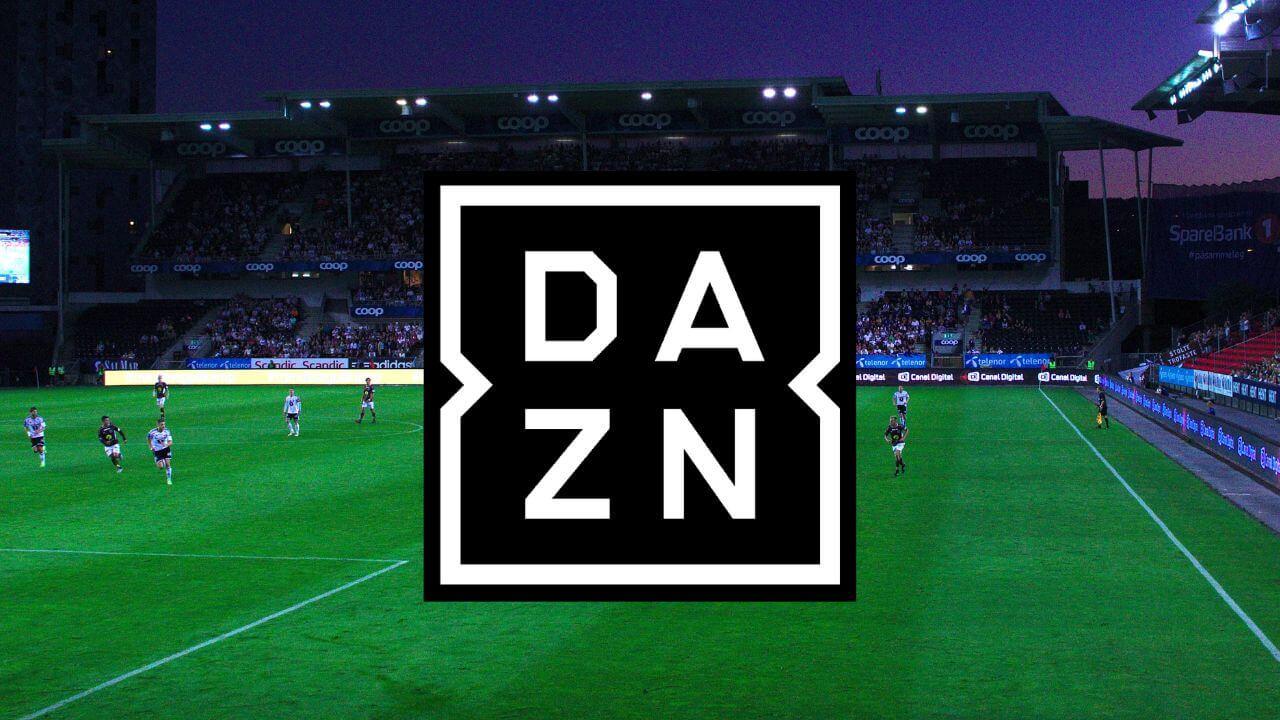 El logo de DAZN en el medio de un campo de fútbol con un partido en disputa