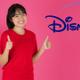 Chica feliz levantando los pulgares con el logo de Disney+ en la imagen