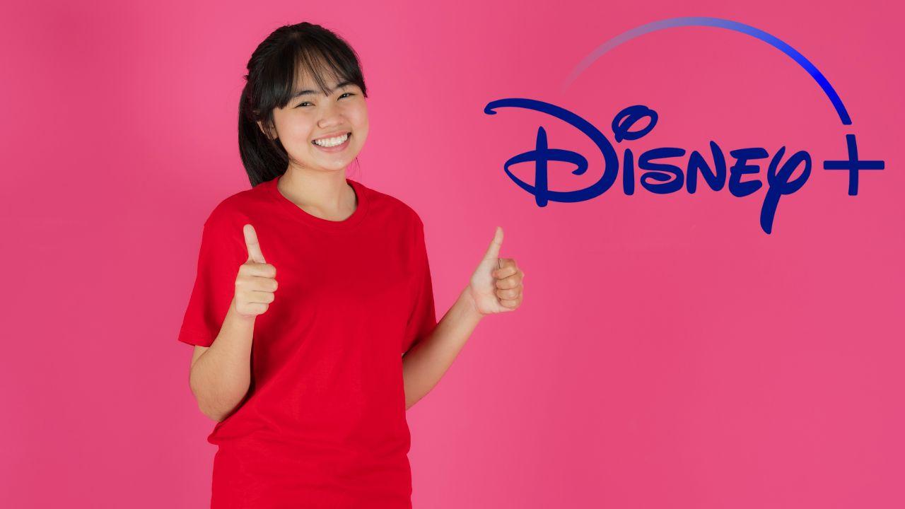Chica feliz levantando los pulgares con el logo de Disney+ en la imagen