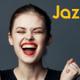 Una chica muy feliz y el logo de la operadora Jazztel