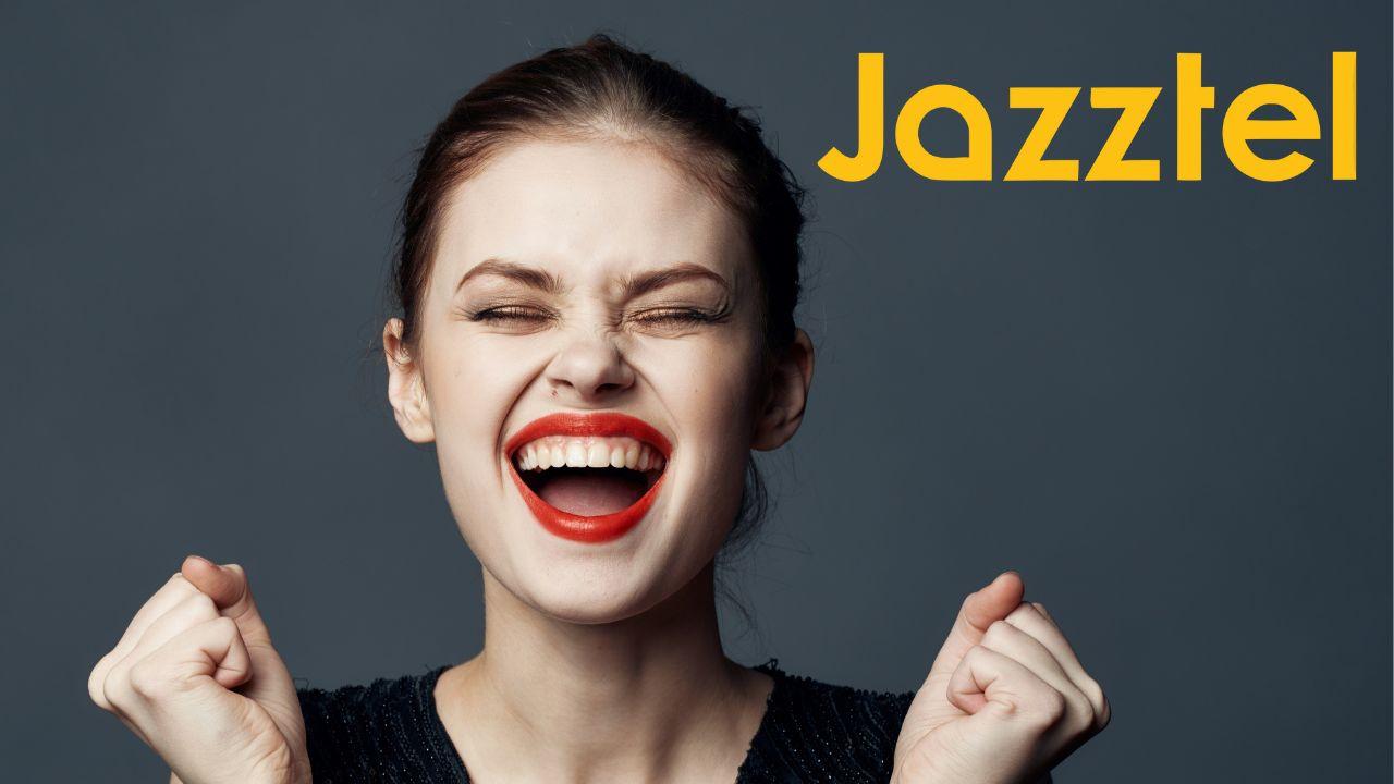 Una chica muy feliz y el logo de la operadora Jazztel