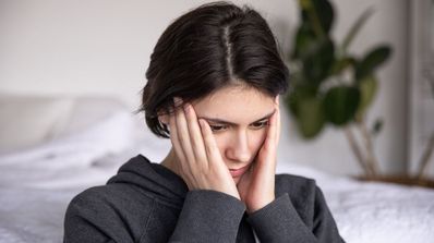 Una chica deprimida porque ha caído en una estafa online