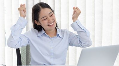 Una chica feliz porque ha encontrado una buena promoción
