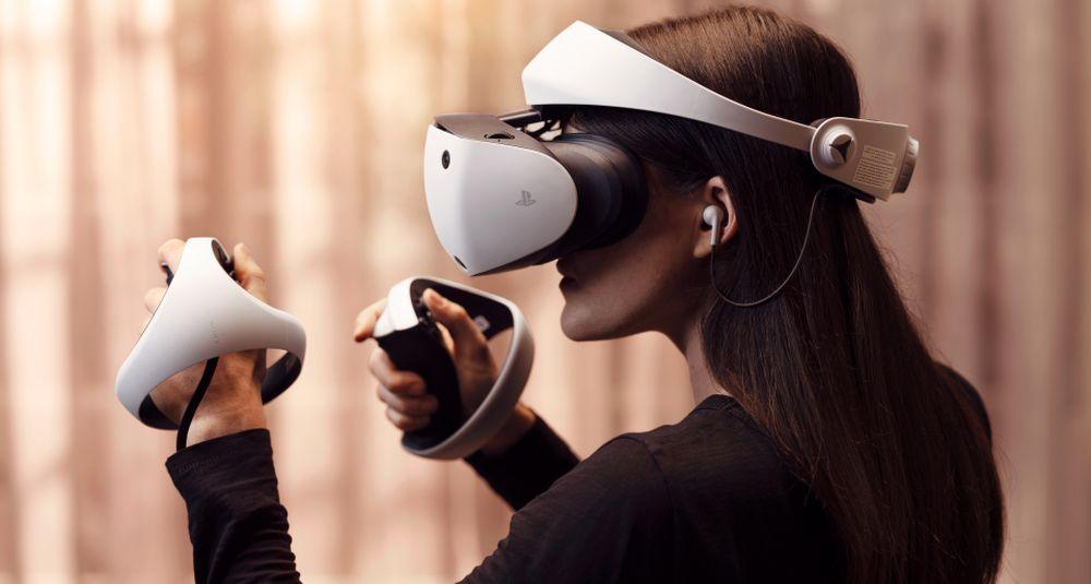 Jugando con las gafas de realidad virtual PlayStation VR2
