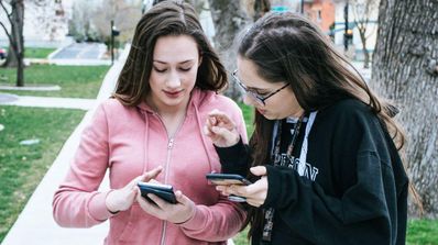 Dos amigas miran la última novedad que tiene WhatsApp