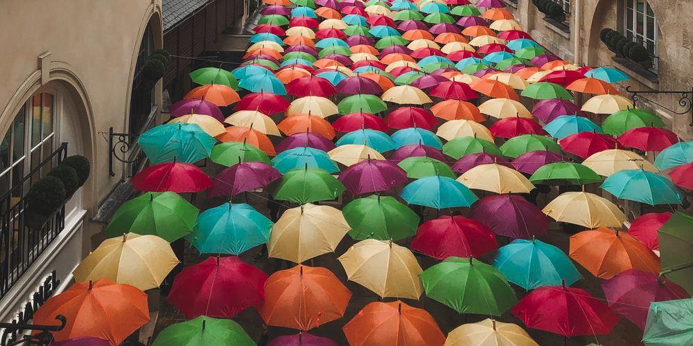 Una gran cantidad de paraguas en la calle colocados uno al lado del otro