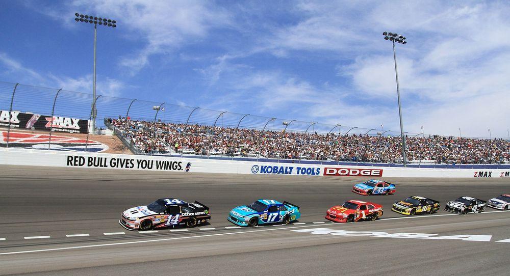 Los coches de la NASCAR avanzando por el circuito a gran velocidad