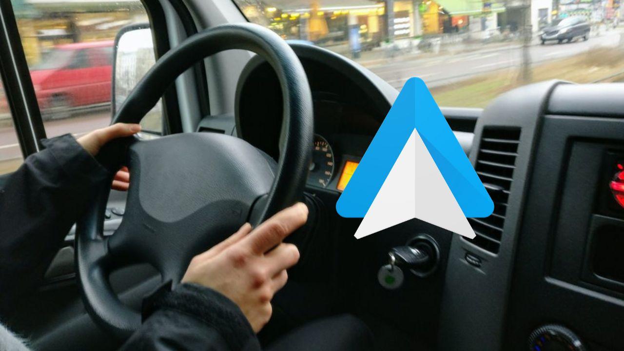 Conductor con las manos en el volante de su coche con logo de Android Auto