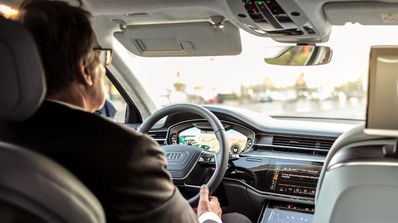 Un conductor está al volante esperando en el coche