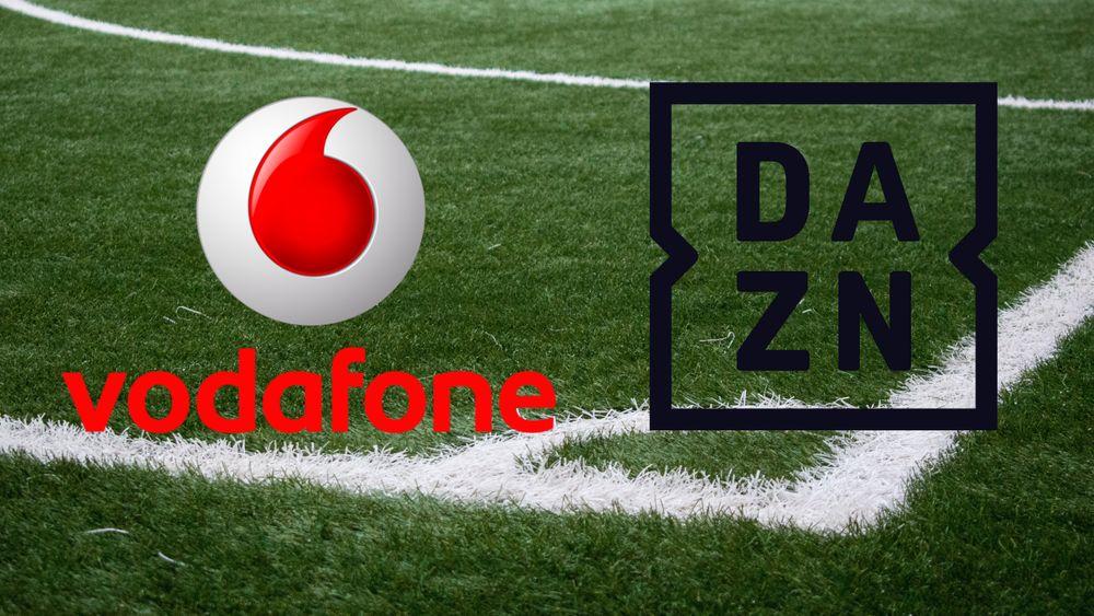 Logos de Vodafone y DAZN sobre la zona de córner de un campo de fútbol