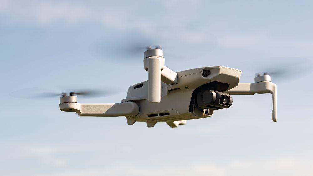 Un dron desplazándose por el cielo