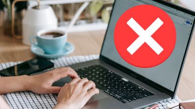 Un icono de error en la pantalla de un ordenador portátil