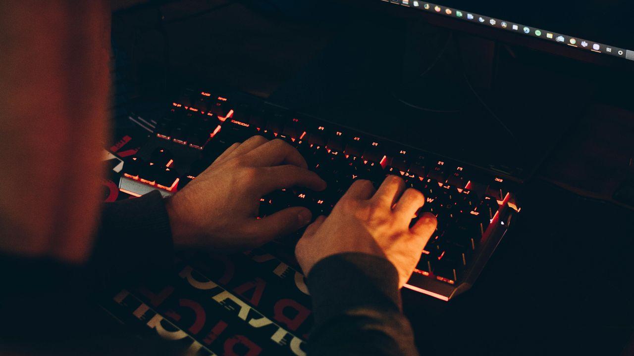 Un hacker tecleando en la oscuridad