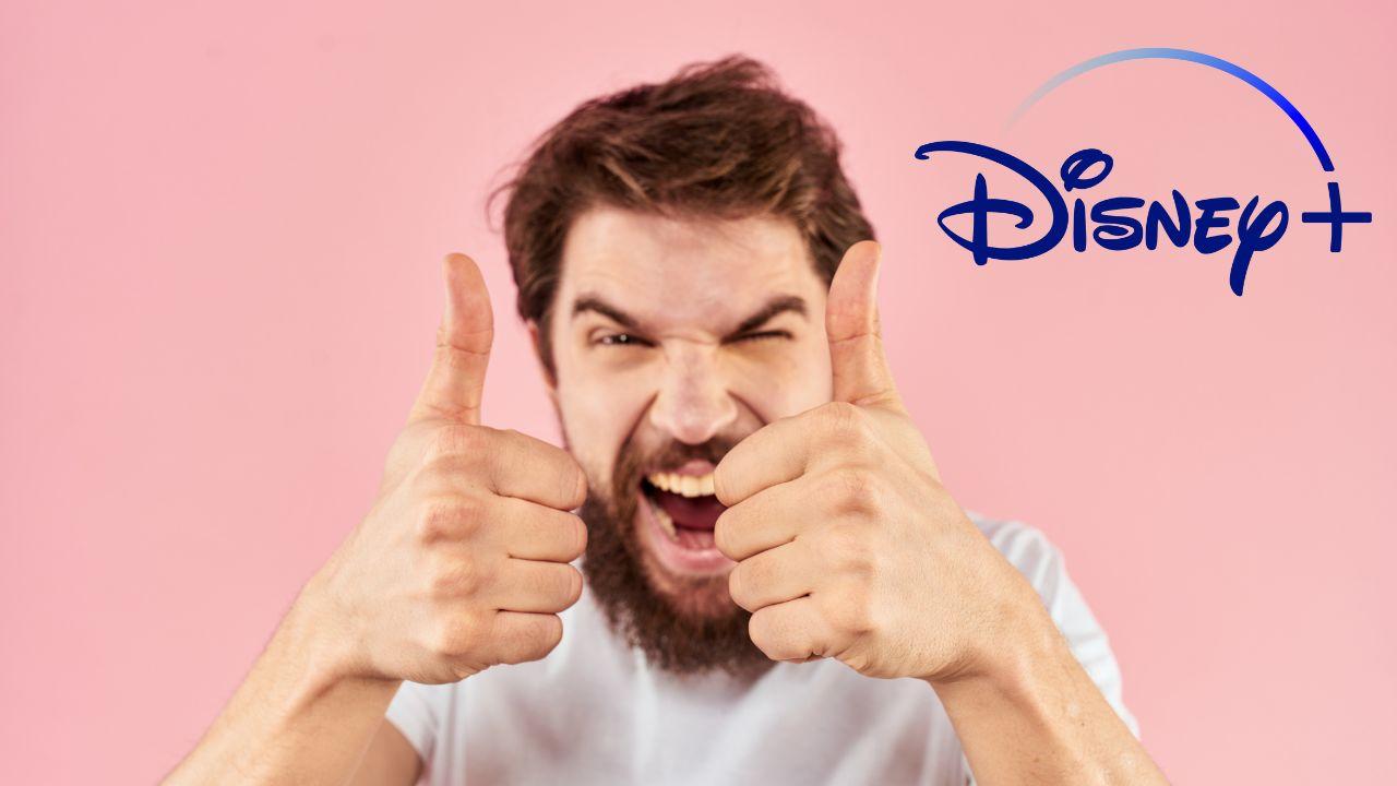 Un chico está feliz y levanta los dos pulgares con el logo de Disney+