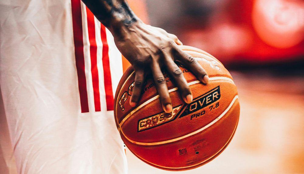 Un jugador de la NBA sujeta una pelota con la mano