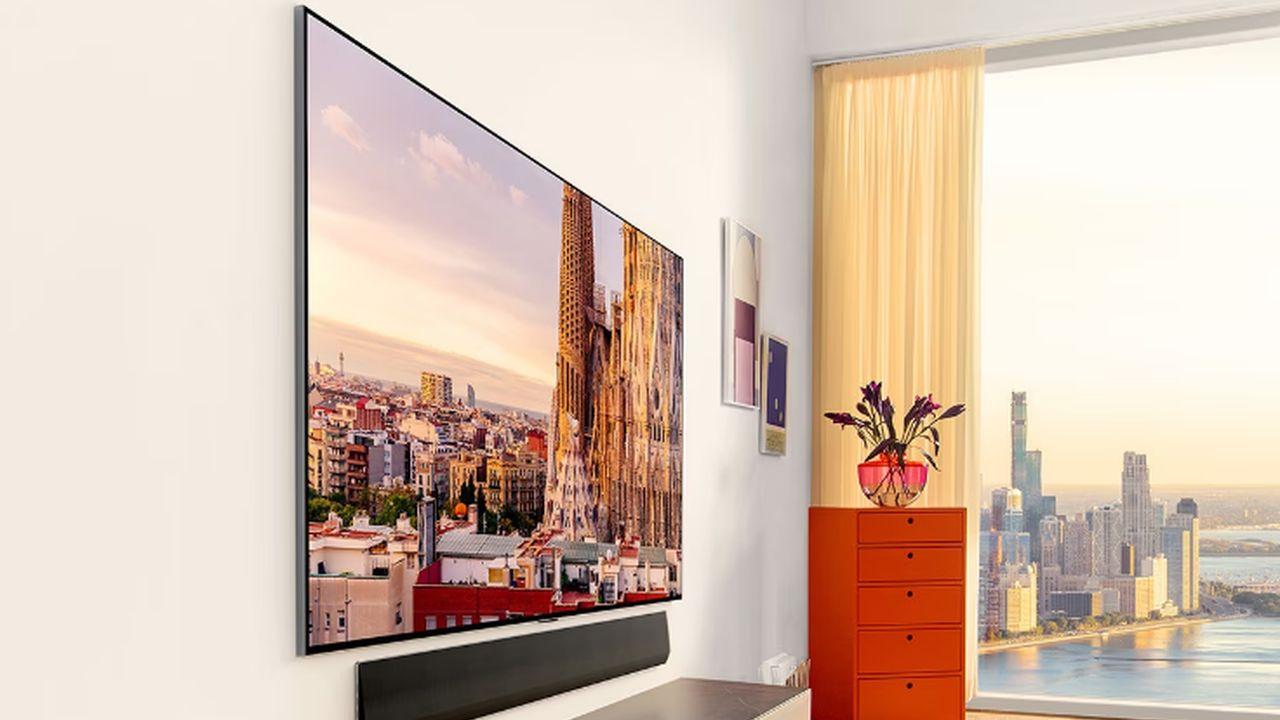 La Smart TV LG OLED65G36LA colgada en la pared de forma estilosa
