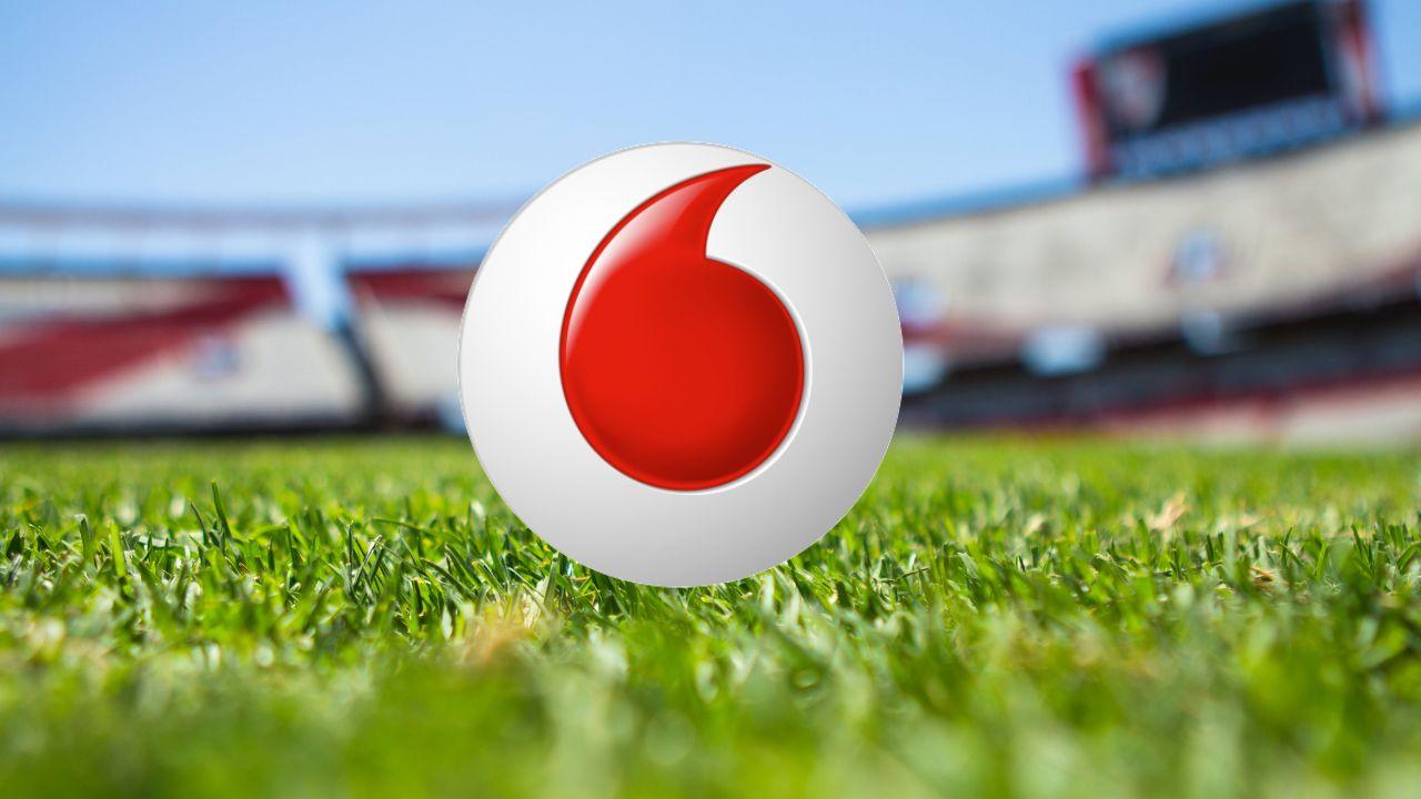 Logo de Vodafone en el medio de un campo de fútbol