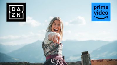 Mujer muestra su felicidad apuntando con el dedo hacia adelante