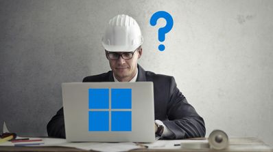 Un técnico de una empresa preparando una actualización de Windows