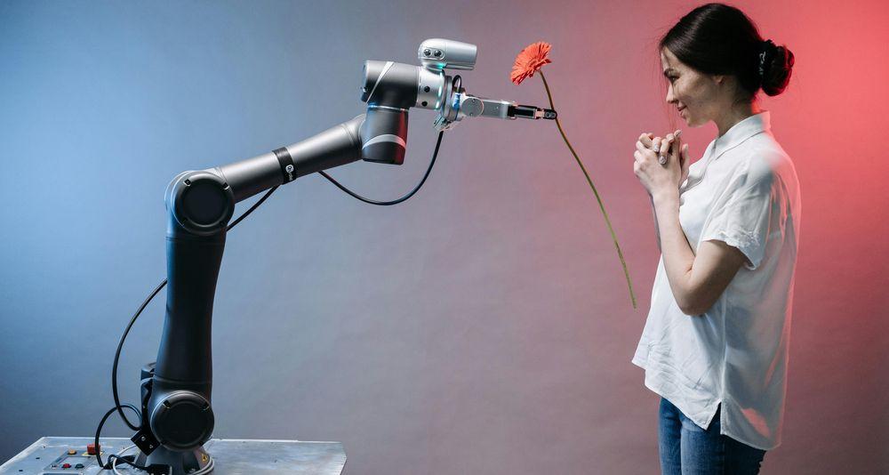 Un robot con IA dándole una flor a una chica