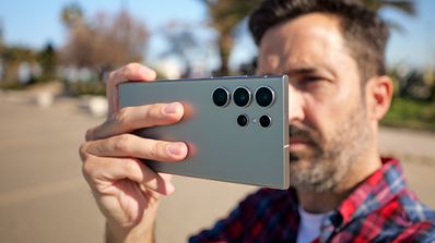 Hombre joven sujetando en su mano un smartphone Galaxy S24 Ultra realizando una fotografía con las camaras de su móvil Galaxy S24 Series. Utilizando las funciones de inteligencia artificial (AI)