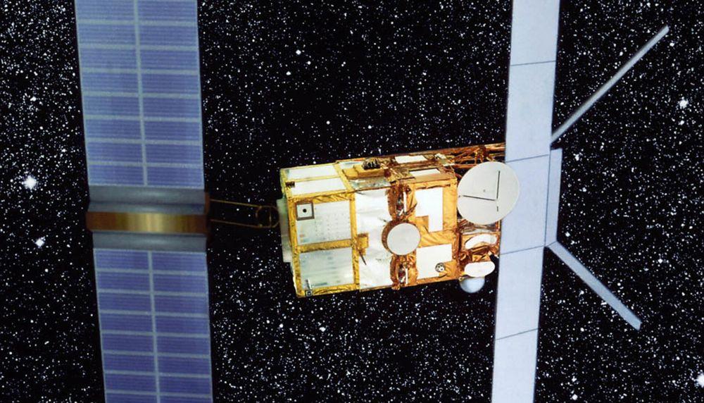 Satélite ERS-2 en su misión analizando la Tierra