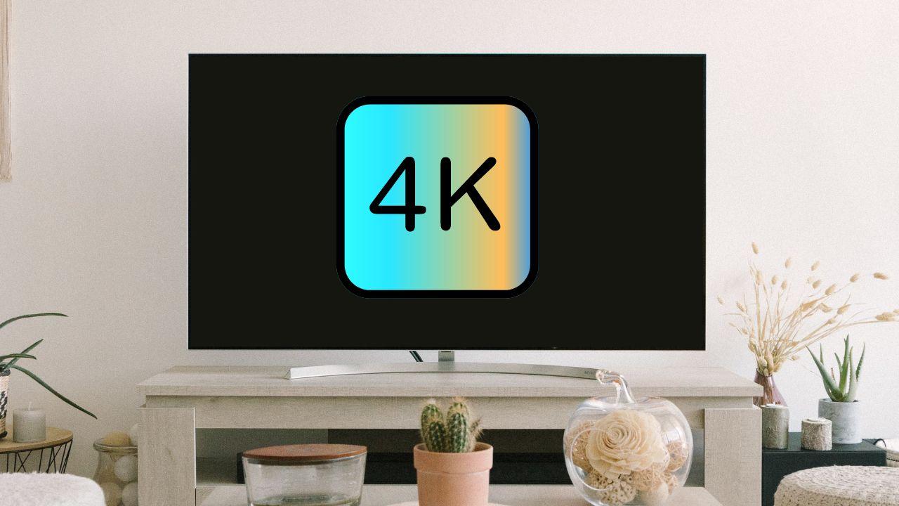 Una televisión Smart con la pantalla en negro y el logo de 4K con colorines