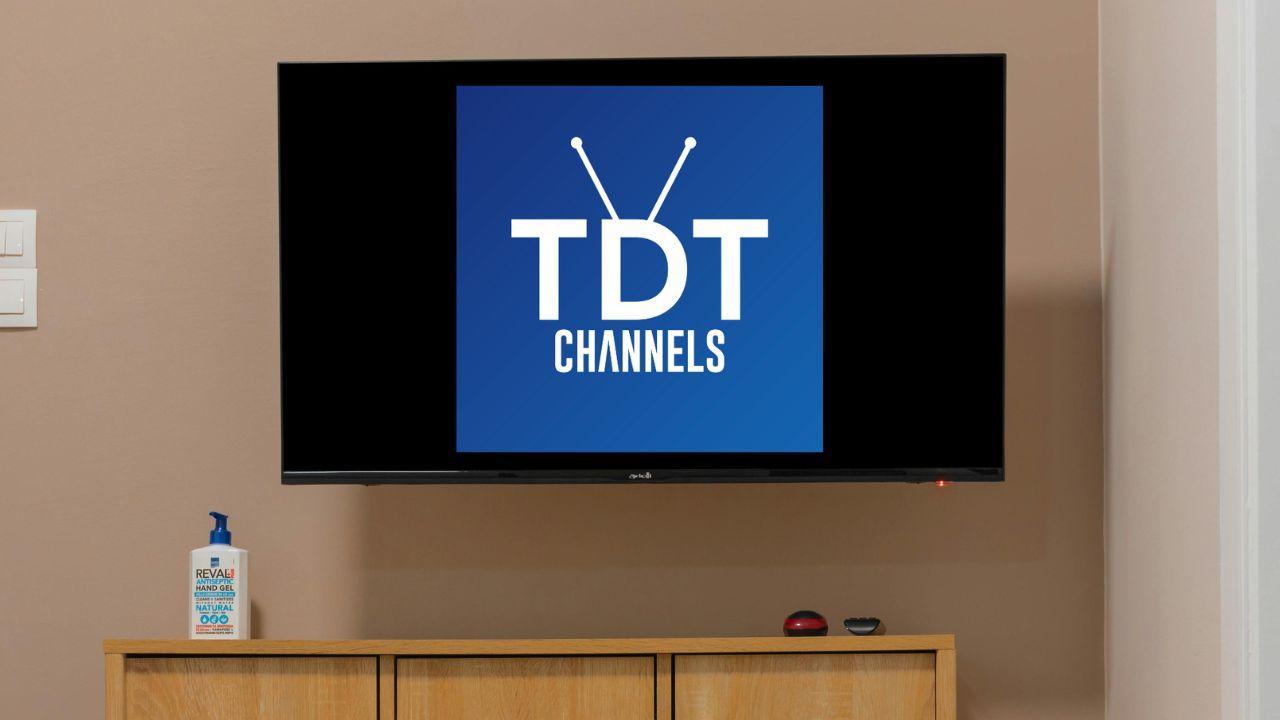 Una Smart TV colgada en la pared con el logo de TDTChannels