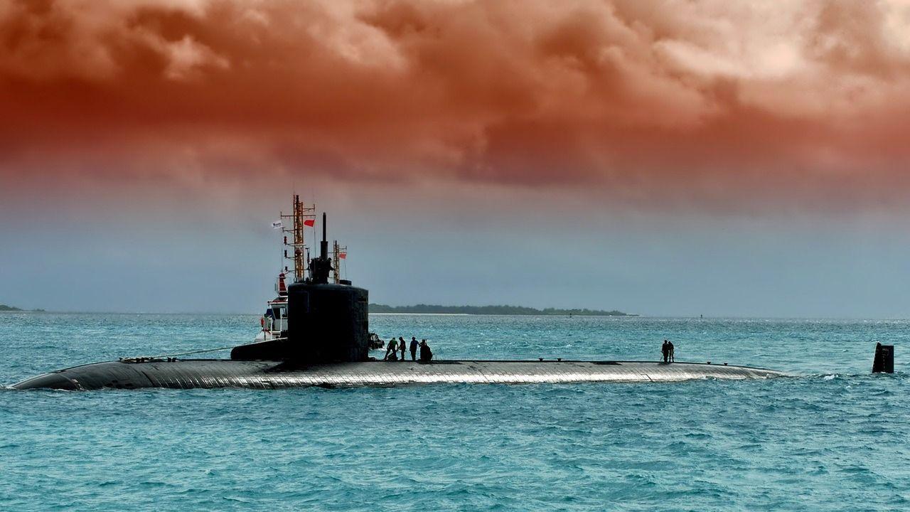 Un submarino con parte de su tripulación realizando maniobras o mantenimiento