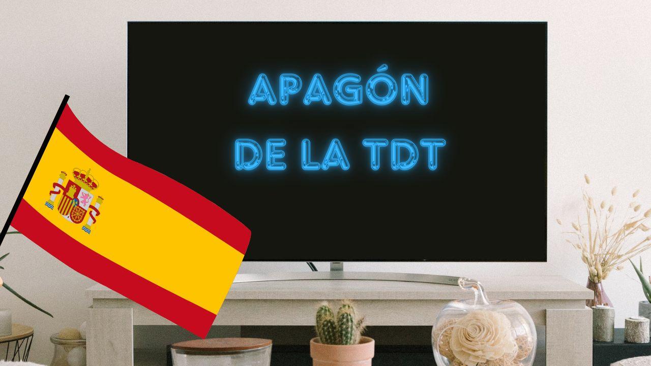 Una televisión con el mensaje del apagado de la TDT y la bandera de España