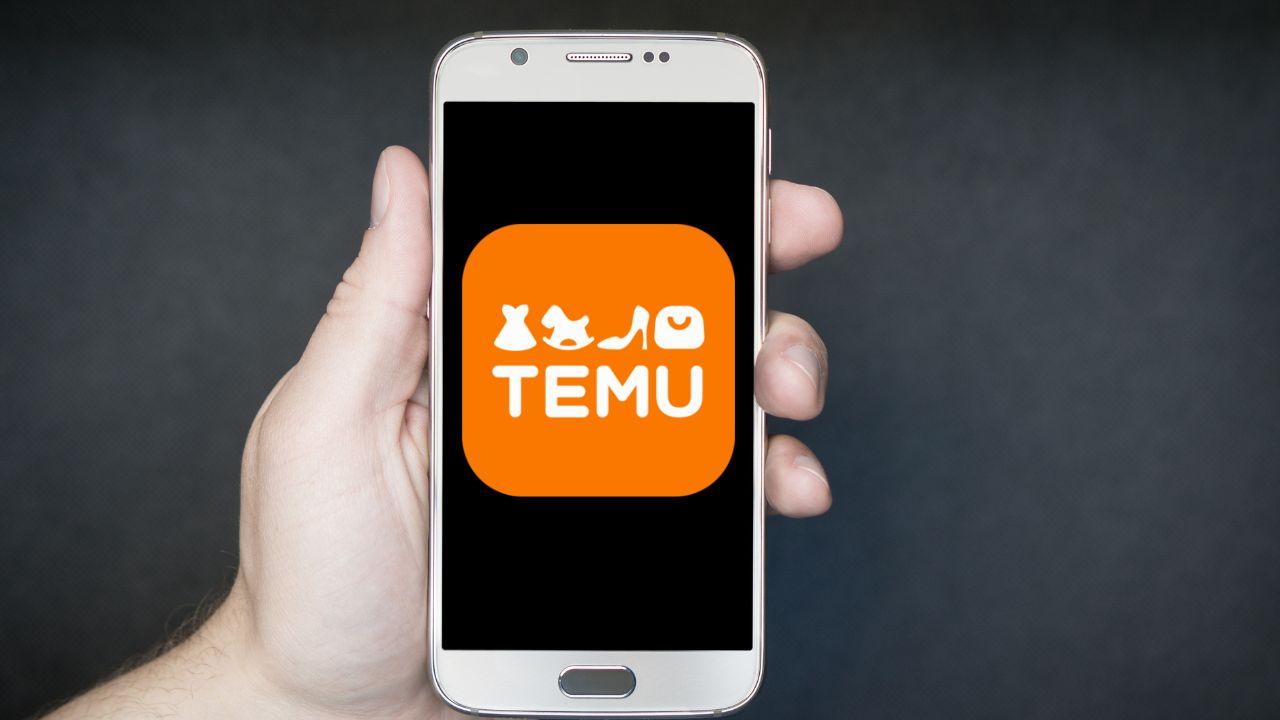 Un móvil con el icono de la app de Temu en la pantalla