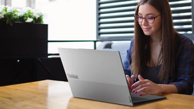 ThinkBook 16 Gen 6 con mujer