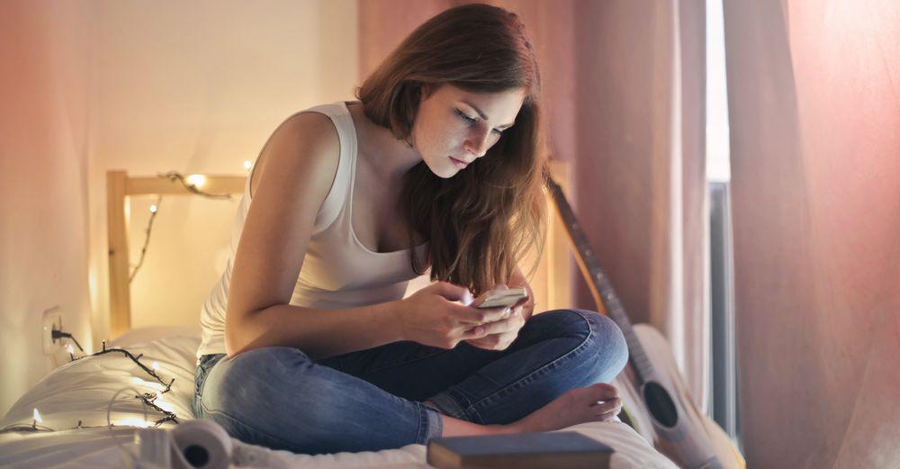 Una chica recibe una estafa online en su móvil