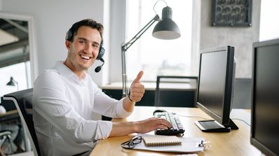 Un usuario trabajando delante del ordenador muest4ra su satisfacción