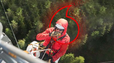Un profesional de Vodafone instalando las redes 5G