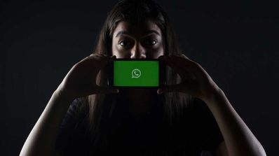 WhatsApp móvil mujer