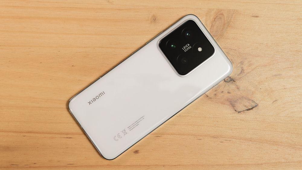 El Xiaomi 14 encima de una mesa en su versión de color blanco