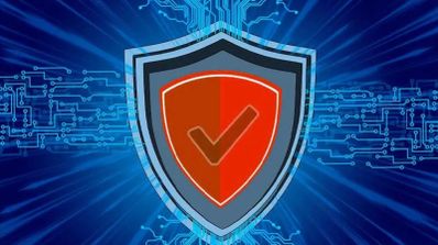 Ilustración de un escudo con un signo de verificación sobre un fondo azul con circuitos digitales.