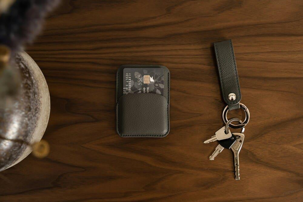 imagen de un tarjetero y unas llaves