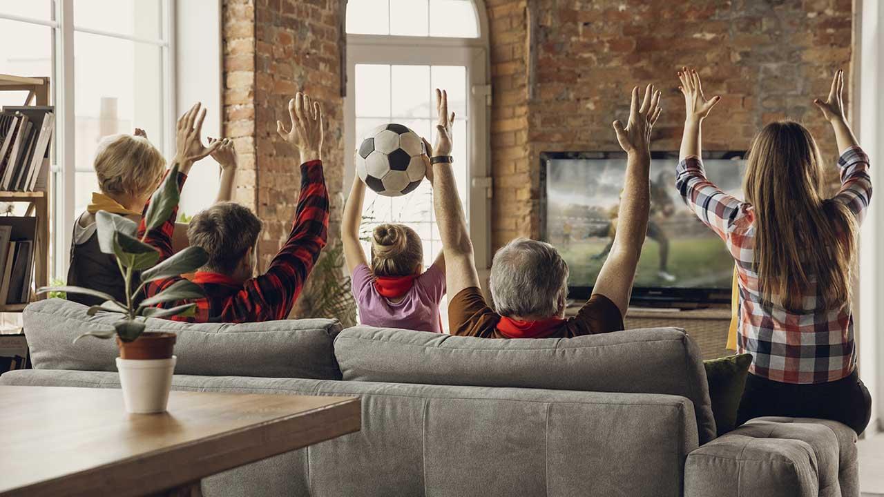 familia viendo fútbol