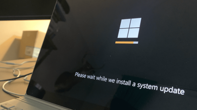 un ordenador con windows reiniciándose