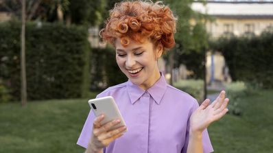 mujer feliz con el móvil