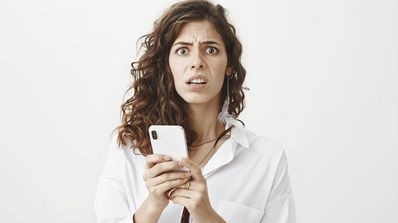 mujer extrañada con el móvil