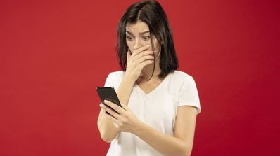 mujer con el móvil