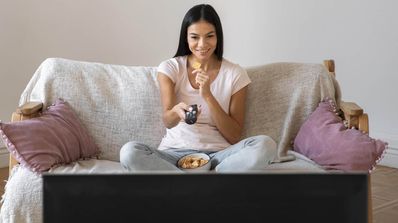 mujer viendo TV