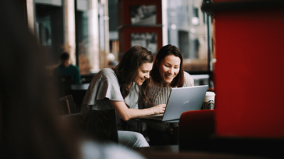 dos personas con un ordenador